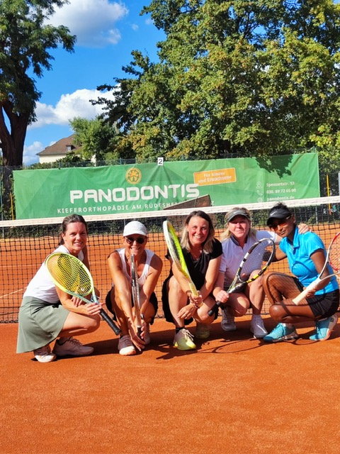 Fünf Spielerinnen aus der Mannschaft Ü40. vlnr: Mareike, Sabine, Melanie, Jeanette, Tina