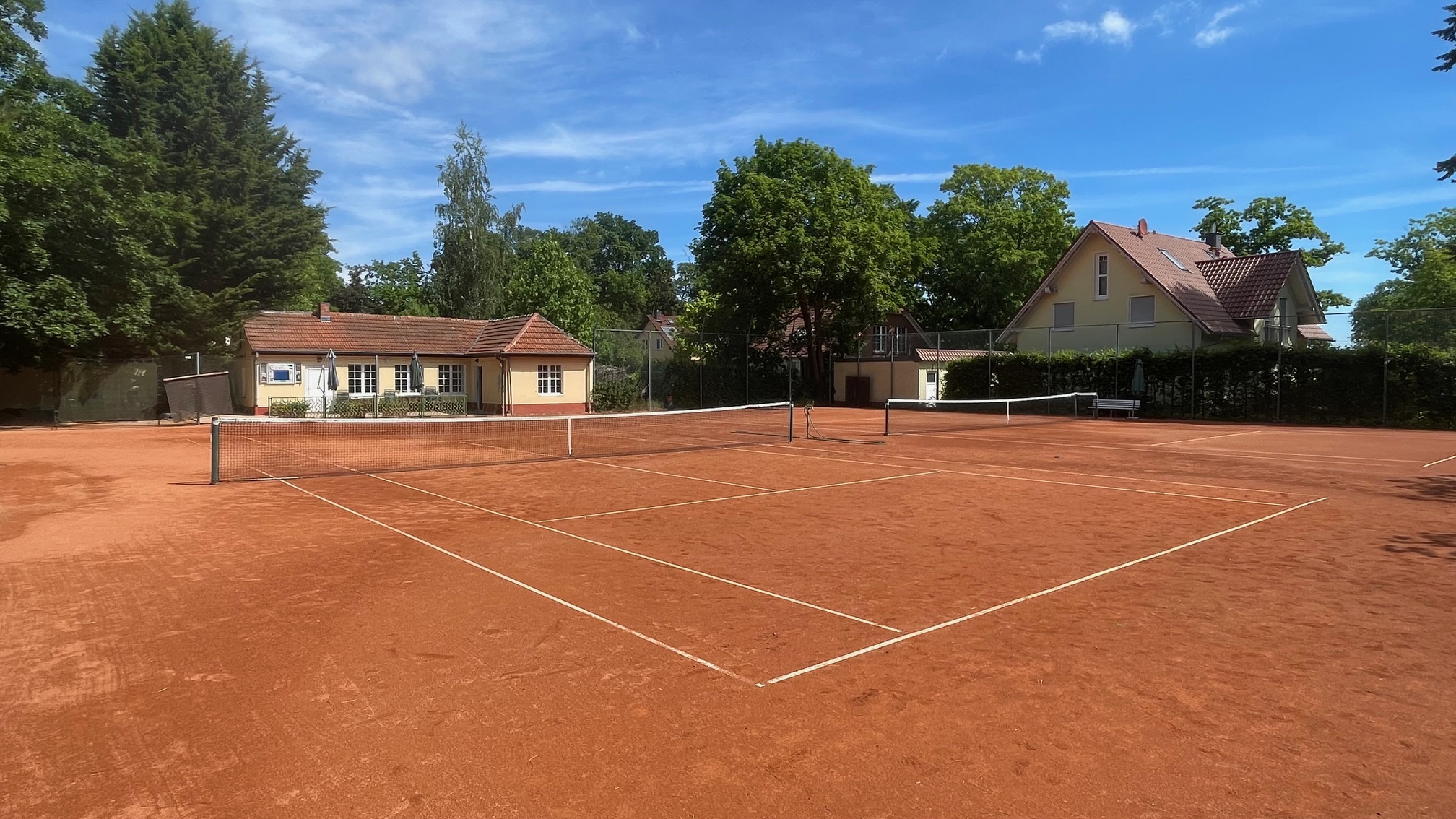 Tennisball und Schläger als Symbol für Tennis beim TC Zeuthen